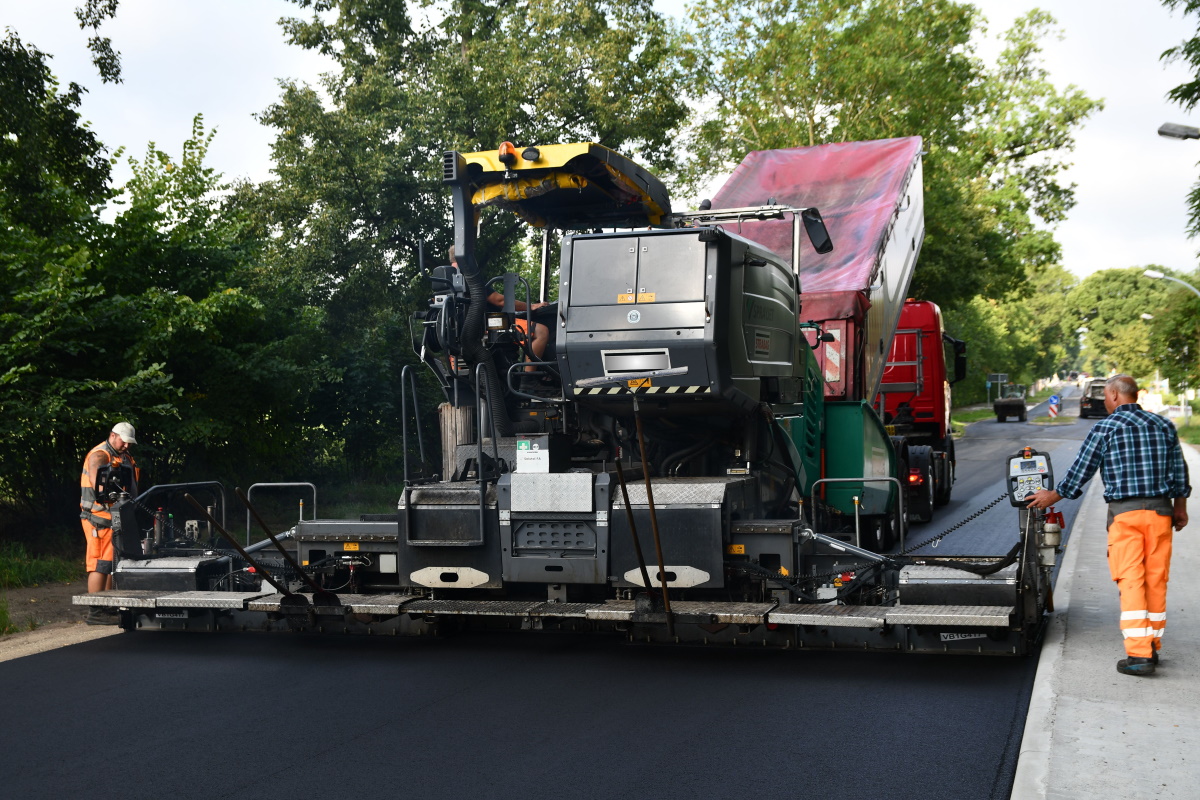 Einbau dünner Asphaltdeckschichten in Heißbauweise auf Versiegelung (DSH-V)