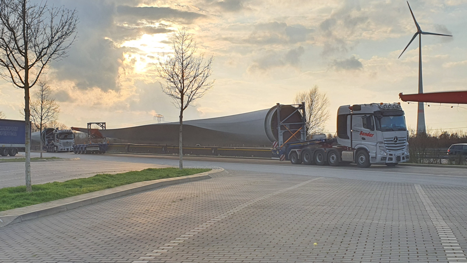 Bild: Großraum und Schwertransporte – LkW mit Windkraftanlage