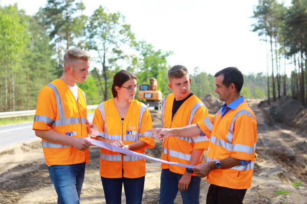 Startseite - Auszubildende des Landesbetriebs Straßenwesen Auszubildende des Landesbetriebs Straßenwesen