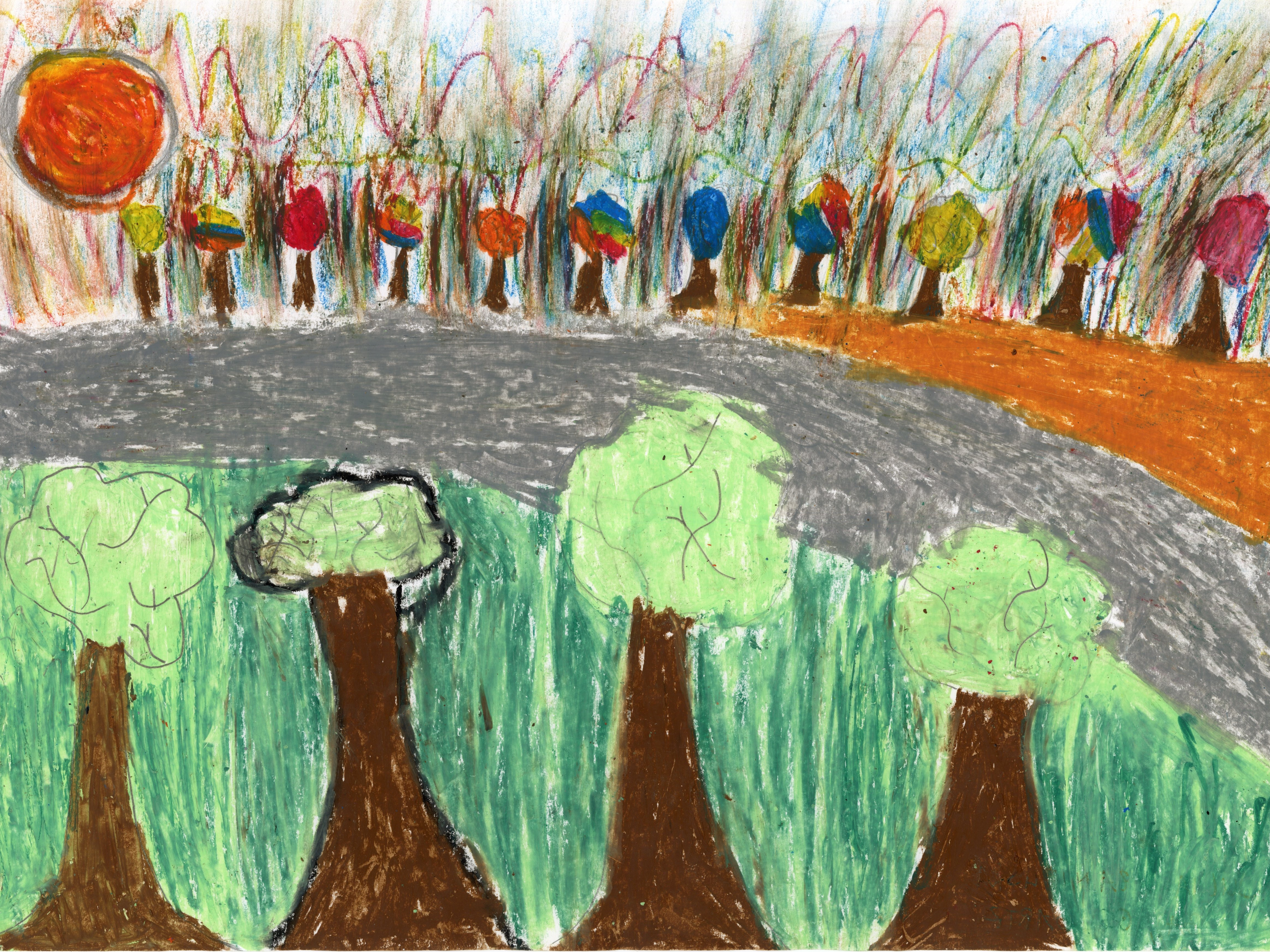 Zeichenwettbewerb FLOW „Baumalleen" Ein gemaltes Kinderbild. Mittig ist eine von links unten nach rechts oben geschwungene Straße zu sehen. Unterhalb der Straße ist ein braunes Feld mit Allebäumen und grüner Baumkrone. Oberhalb ist ein hellbraunes Feld mit Alleebäumen mit bunten Baumkronen. Ganz oben links ist ein großer Sonnenball in dunkelorange.