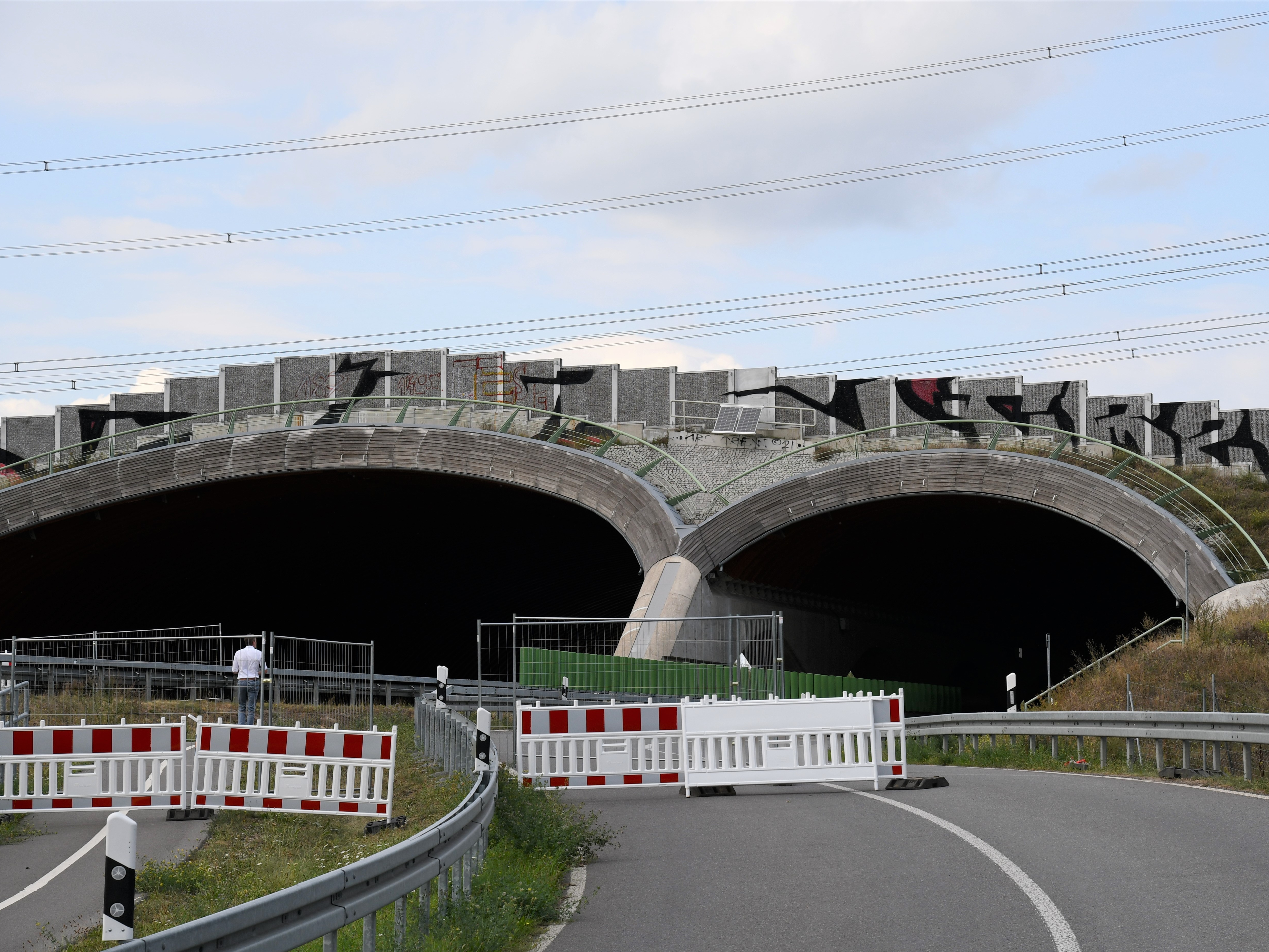 B102 mit angebildeter Grünbrücke