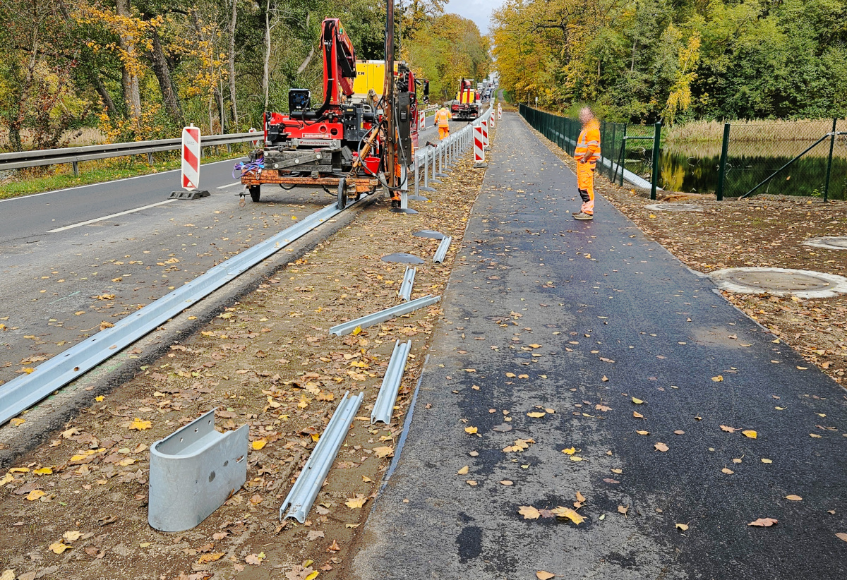 Das Bild zeigt die Errichtung der Schutzplanken am erneuerten Radweg entlang der Bundesstraße B 2 in Seddin.