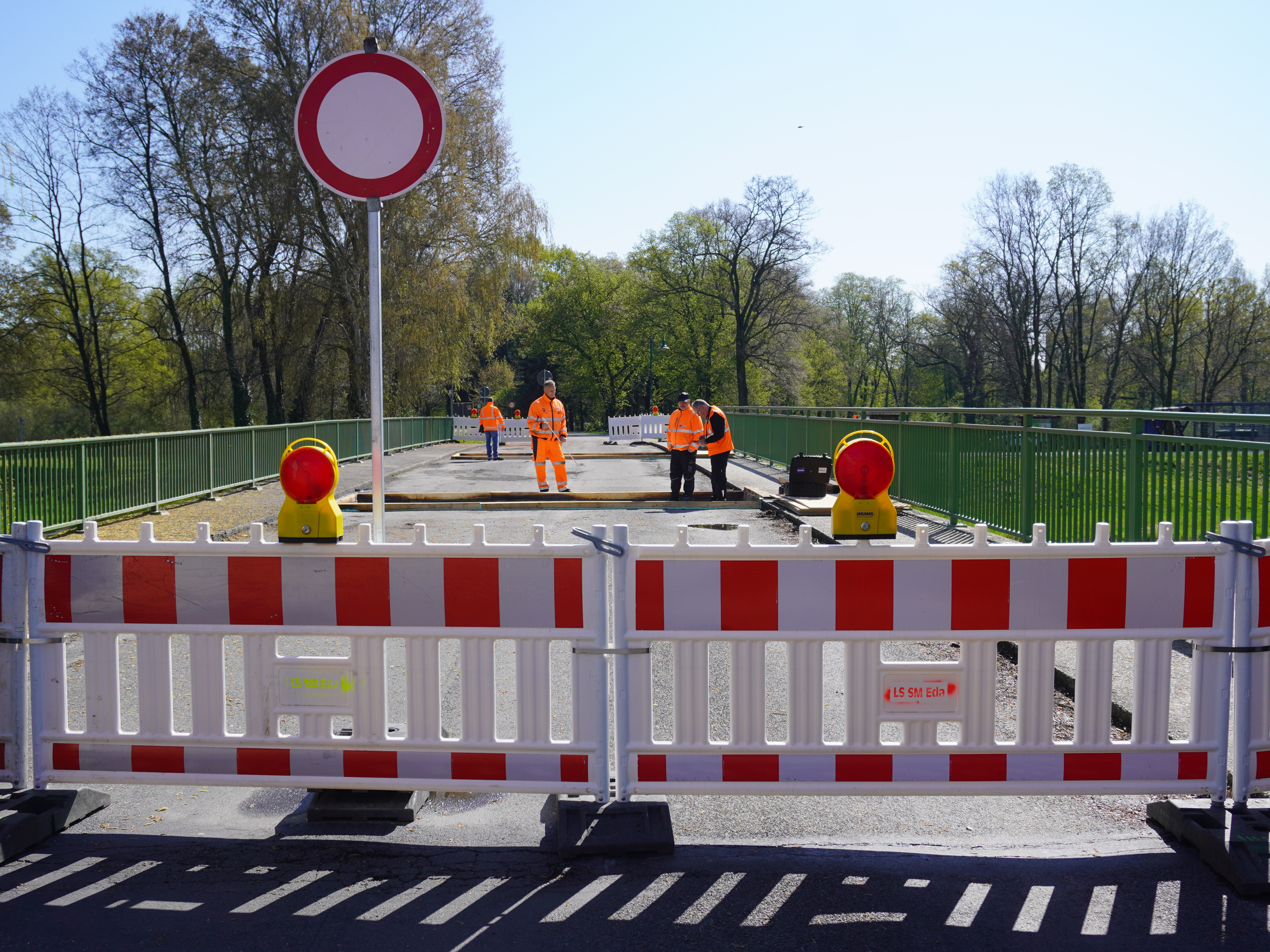 Absperrung L65 Wahrenbrück über den Fluss Schwarze Elster