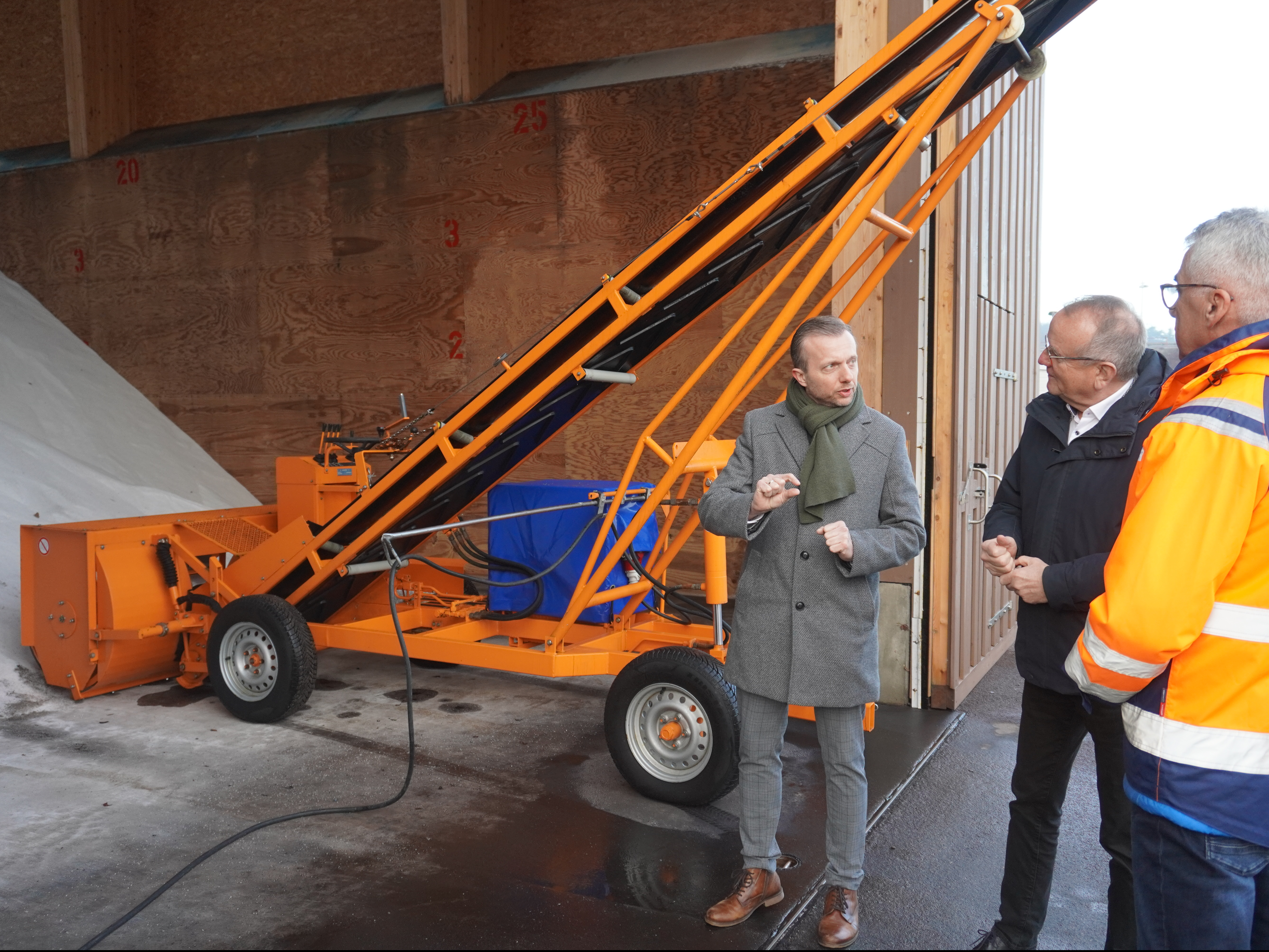 Am Eingang der Salzlagerhalle stehen der Vorsitzende des Vorstands des LS, Minister Tabbert aus dem MIL und Karsten Ziehm Leiter der SM Rathenow.