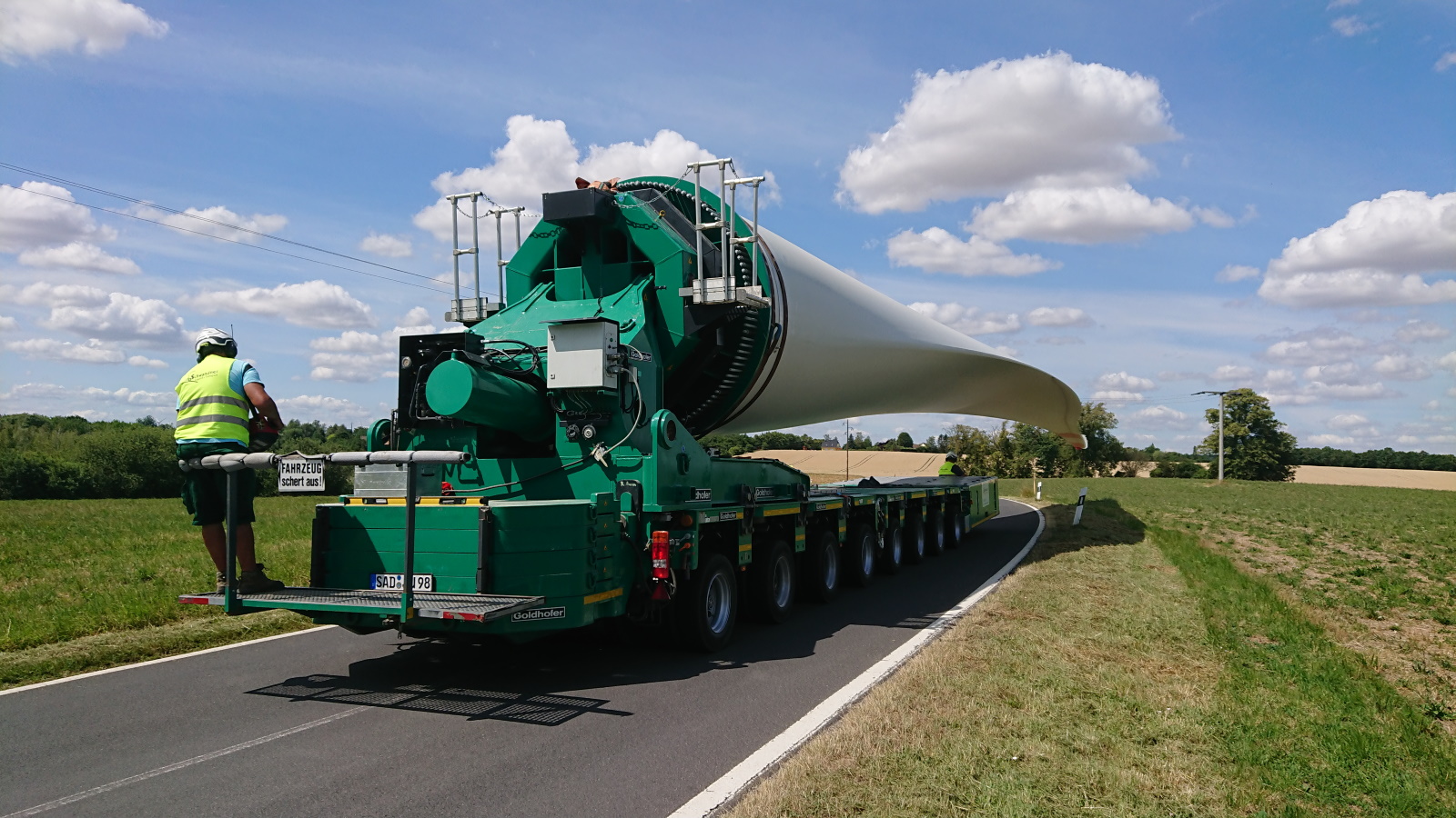 Bild: Großraum und Schwertransporte – Rotorblatt einer Windkraftanlage auf einem Anhänger