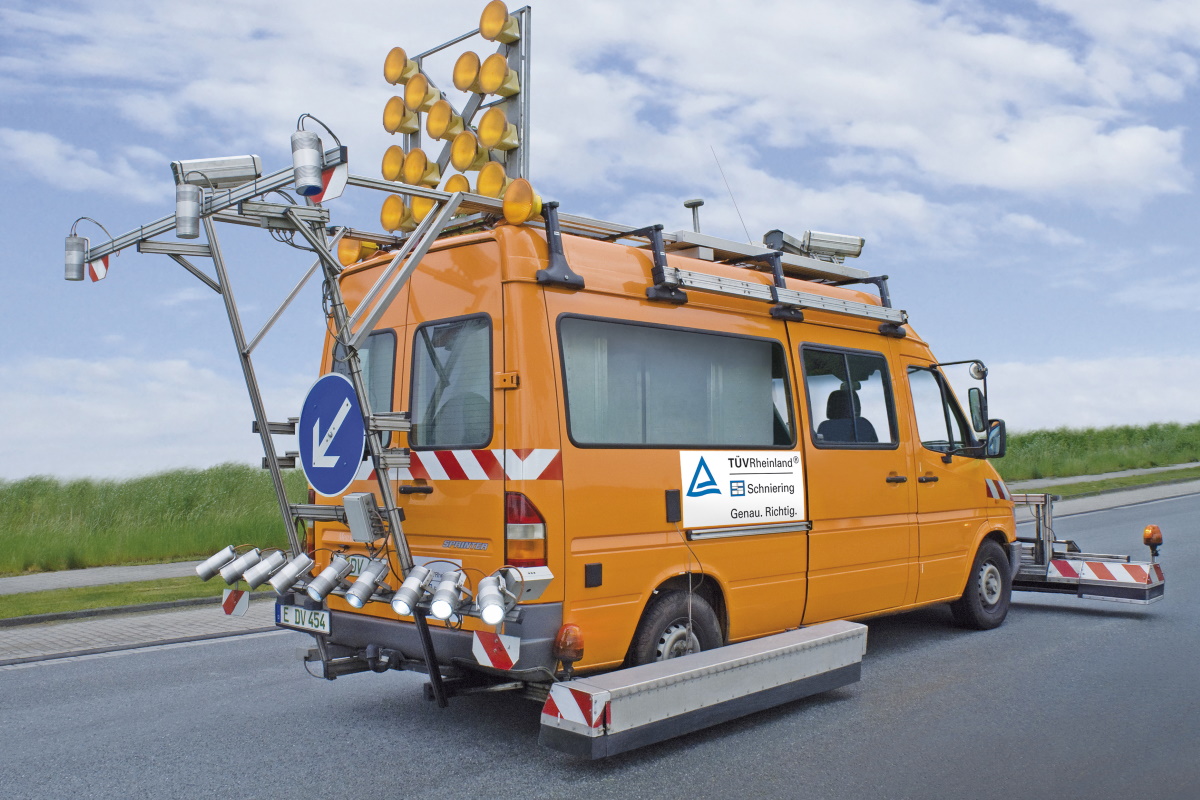 Bild: Fahrzeug der Fa. TÜV Rheinland Schniering GmbH zur Messung der Längs- und Querebenheit sowie der Substanzmerkmale (Bild-2)