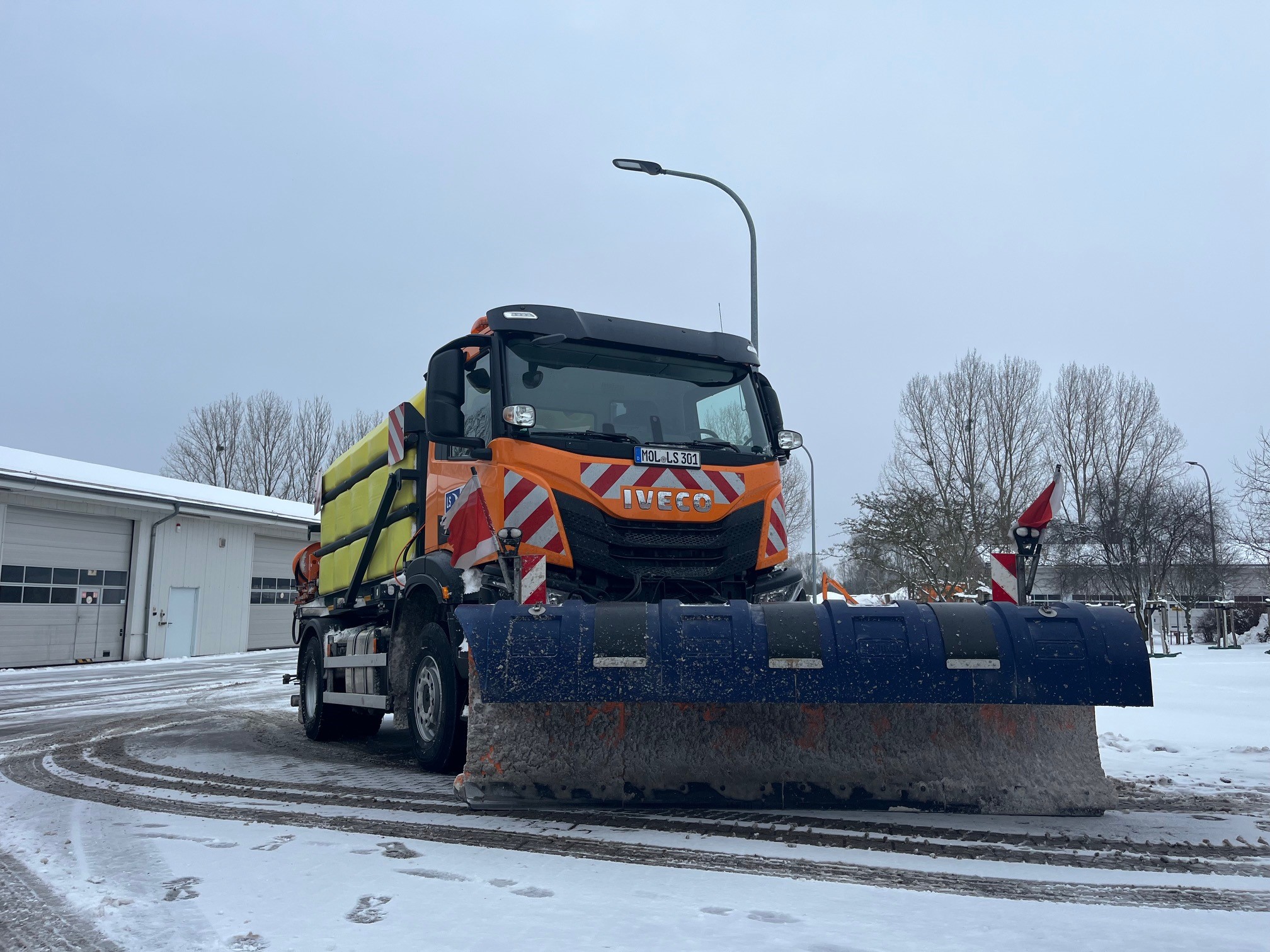 Iveco mit angepassten Schmidt Cirron Schneepflug.auf dem Innenhof der SM Luckenwalde