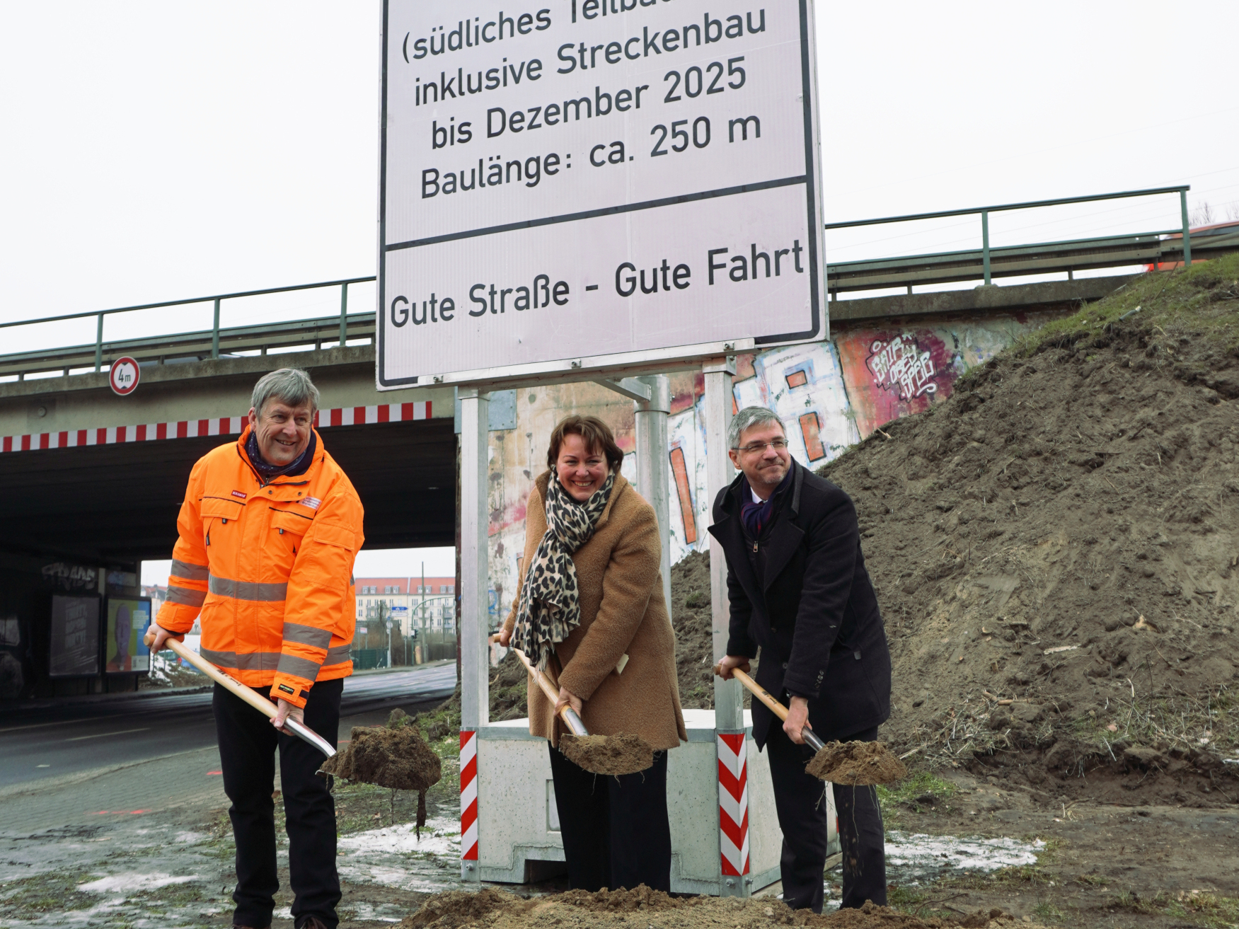 Frank Schmidt, Dr. Ina Bartmann, Mike Schubert führen den ersten Spatenstich durch