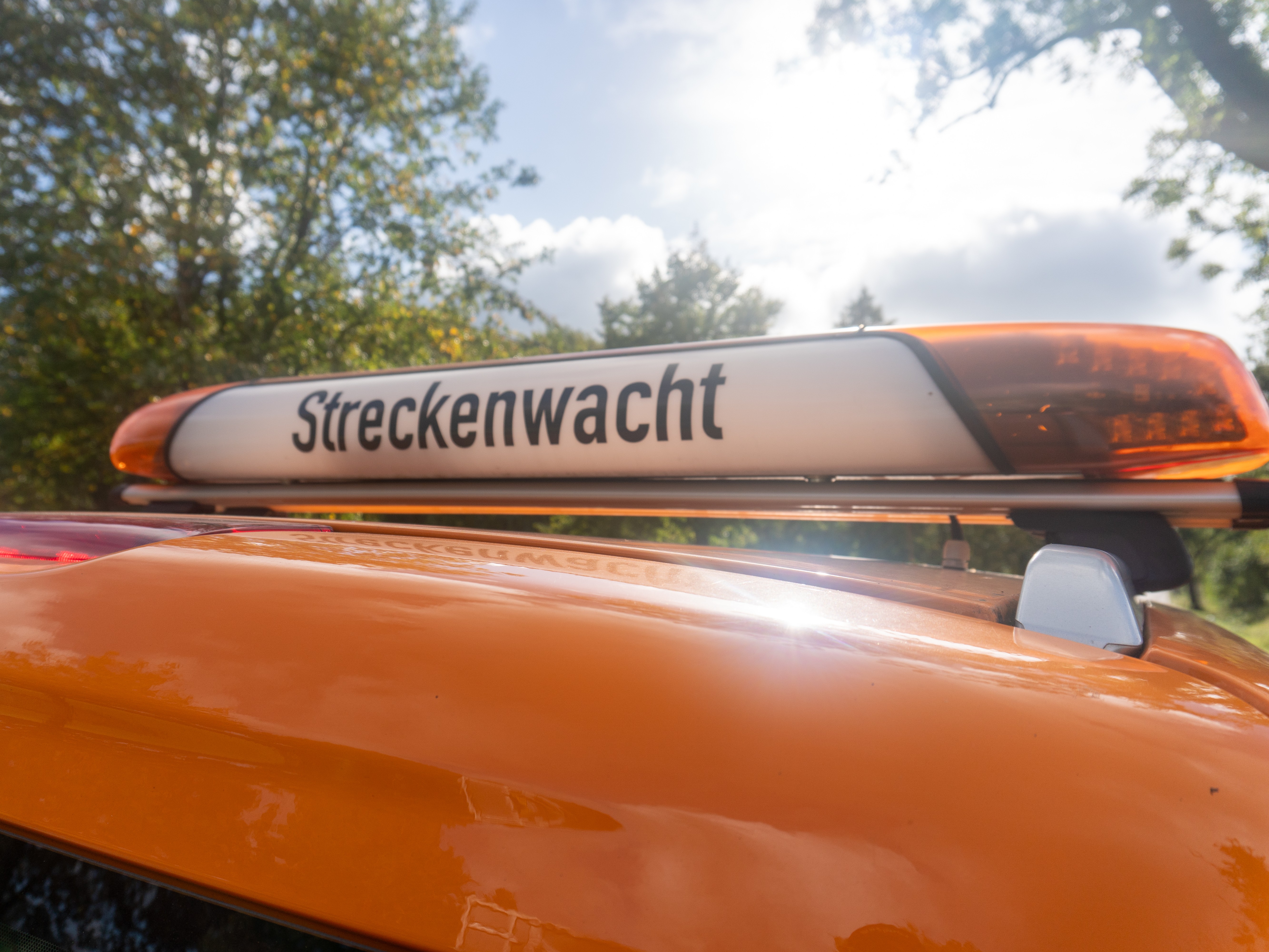 Dach eines orangenen Betriebsdienstfahrzeuges mit einer sogenannten Brücke mit der Aufschrift Streckenwacht