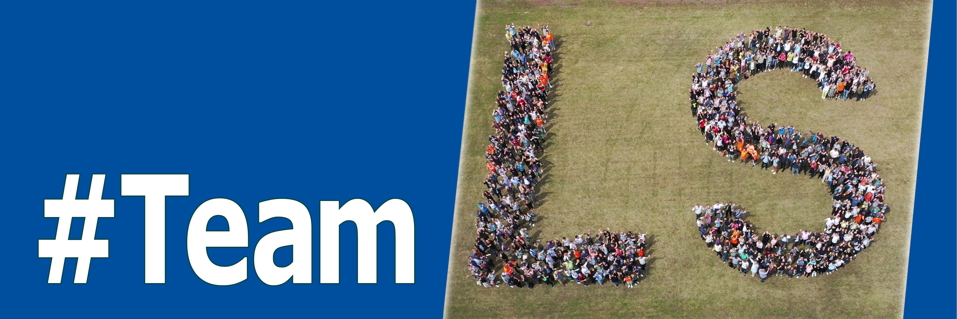Die linke Häfte des Bildes ist blau unterlegt. In weiter Schrift steht # TeamsLS. Auf der rechten Häfte des Bildes sind Beschäftigte des Landesbetriebs Straßenwesen aufgestellt als die Buchstaben L und S für den LS. Der Untergrund ist eine grüne Wiesenfläche.