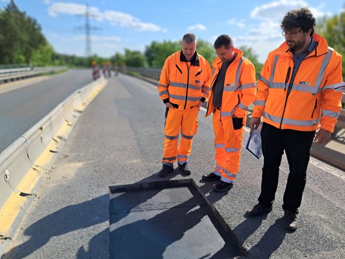 Besichtigung Materialentnahmestelle auf der Brücke