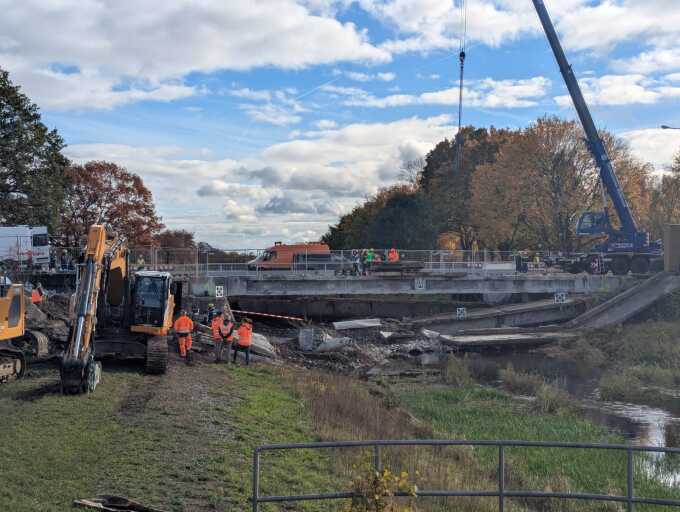B96: kontrollierter Rückbau der alten Brücke über die Schwarze Elster