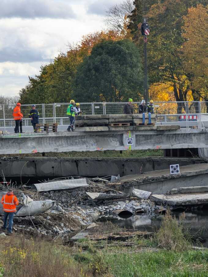 B96: kontrollierter Rückbau der alten Brücke über die Schwarze Elster