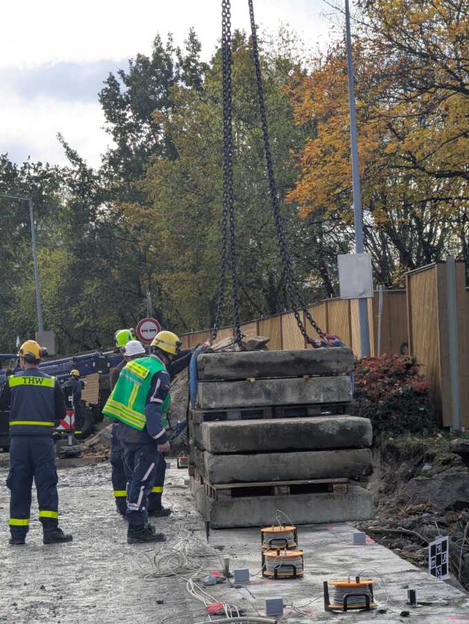 B96: kontrollierter Rückbau der alten Brücke über die Schwarze Elster